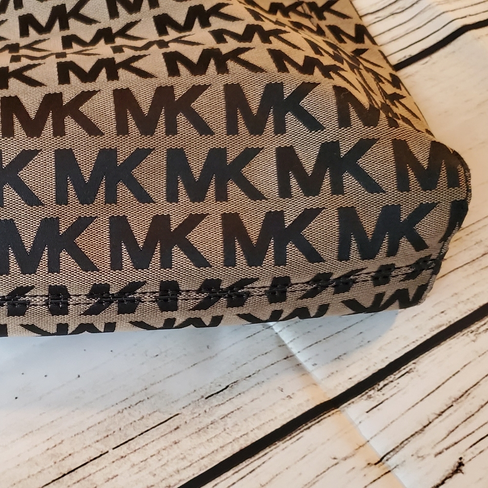❌SOLD❌MICHAEL KORS Large Canvas Monogram Tote - Picture 6 of 7